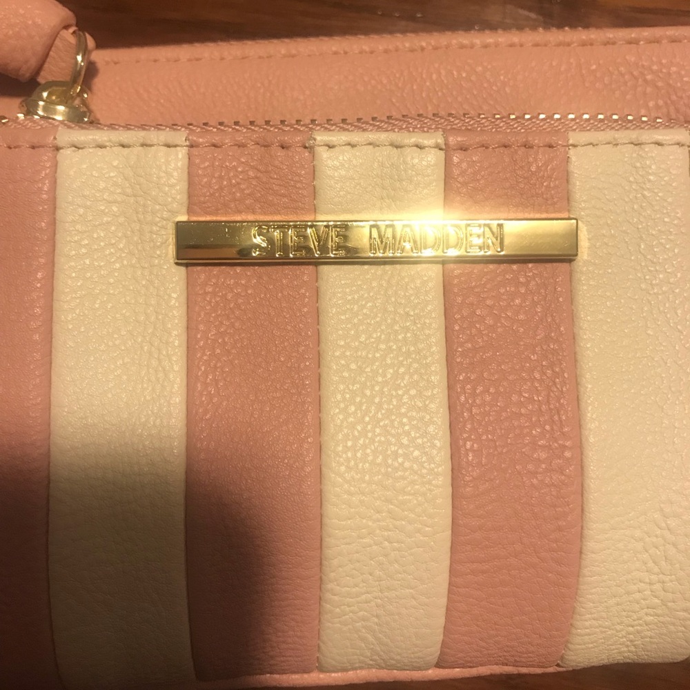 EUC Steve Madden Wristlet - Picture 2 of 8